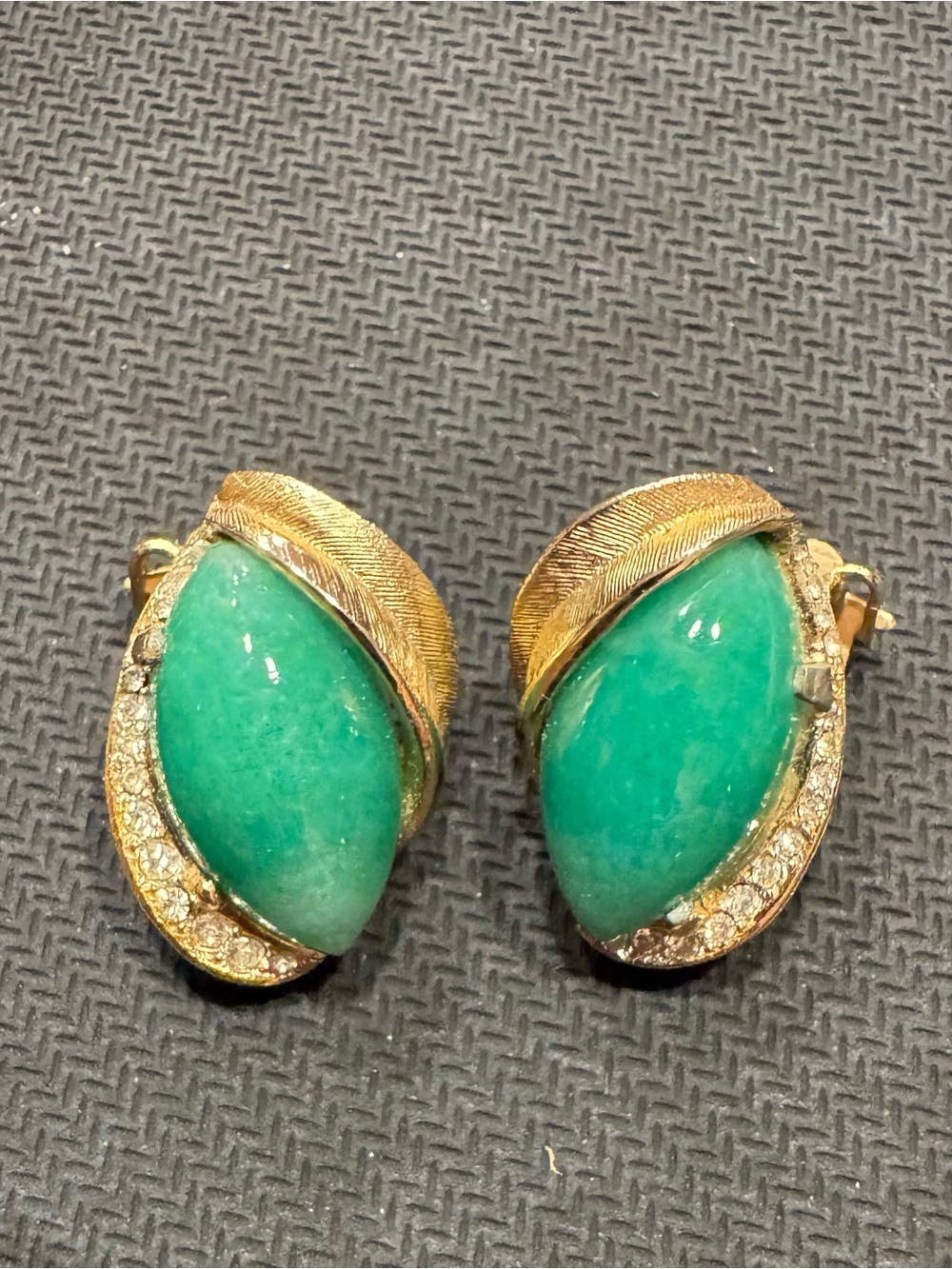 Vintage 1960s Gold Tone Glass Jade Oval Stones Leaf Clip On Earrings
